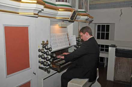 Organist Sebastian Kühn aus Langewiesen an der Hesse-Orgel in der Dreifaltigkeitskirche Holzhausen 2014