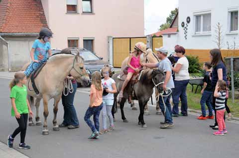 Ponyreiten zum Dorffest in Haarhausen 2016
