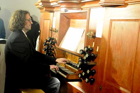 Jörg Reddin an der Hesse-Orgel zur Orgelweihe in Holzhausen 2017