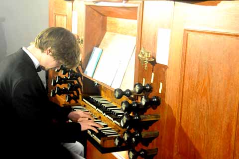Sebastian Heindl an der Hesse-Orgel zur Orgelweihe in Holzhausen 2017